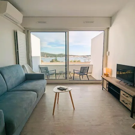 Bright With Pool And Sea View Apartman